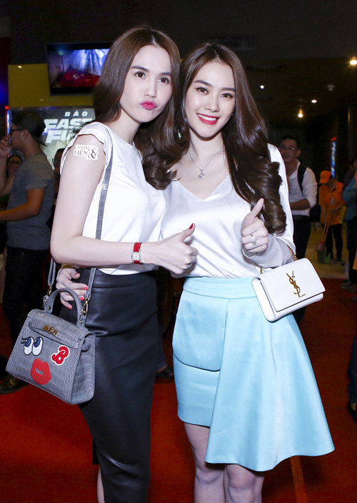 Linh Chi cũng khá nổi bật trong chiếc áo trắng và chân váy cách điệu. Ngọc Trinh và Linh Chi luôn gán bó thân thiết với nhau như chị em.